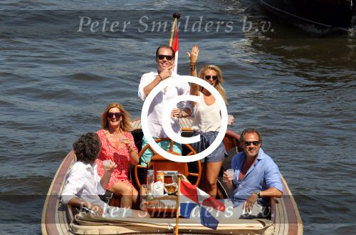 Amsterdam 28 mei 2012
Robert Doornbos en zijn verloofde Chantal Bles met haar vader Jos en moeder aan het varen op de amsterdamse grachten.
Peter Smulders bv