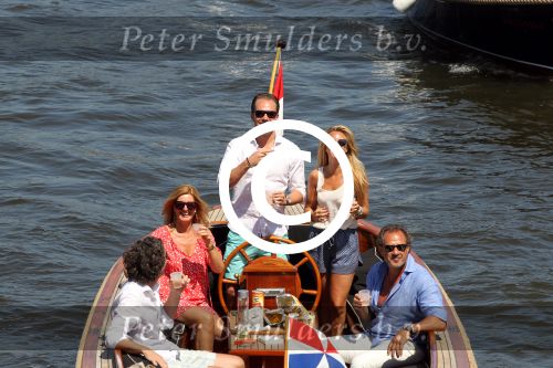 Amsterdam 28 mei 2012
Robert Doornbos en zijn verloofde Chantal Bles met haar vader Jos en moeder aan het varen op de amsterdamse grachten.
Peter Smulders bv
