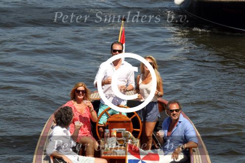 Amsterdam 28 mei 2012
Robert Doornbos en zijn verloofde Chantal Bles met haar vader Jos en moeder aan het varen op de amsterdamse grachten.
Peter Smulders bv