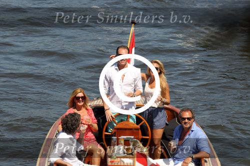 Amsterdam 28 mei 2012
Robert Doornbos en zijn verloofde Chantal Bles met haar vader Jos en moeder aan het varen op de amsterdamse grachten.
Peter Smulders bv
