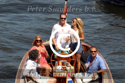 Amsterdam 28 mei 2012
Robert Doornbos en zijn verloofde Chantal Bles met haar vader Jos en moeder aan het varen op de amsterdamse grachten.
Peter Smulders bv