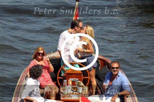 Amsterdam 28 mei 2012
Robert Doornbos en zijn verloofde Chantal Bles met haar vader Jos en moeder aan het varen op de amsterdamse grachten.
Peter Smulders bv