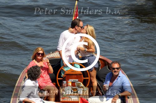 Amsterdam 28 mei 2012
Robert Doornbos en zijn verloofde Chantal Bles met haar vader Jos en moeder aan het varen op de amsterdamse grachten.
Peter Smulders bv