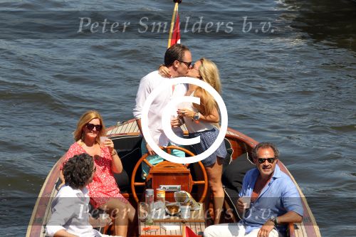 Amsterdam 28 mei 2012
Robert Doornbos en zijn verloofde Chantal Bles met haar vader Jos en moeder aan het varen op de amsterdamse grachten.
Peter Smulders bv