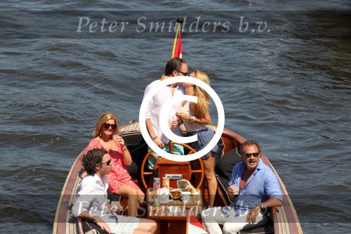 Amsterdam 28 mei 2012
Robert Doornbos en zijn verloofde Chantal Bles met haar vader Jos en moeder aan het varen op de amsterdamse grachten.
Peter Smulders bv