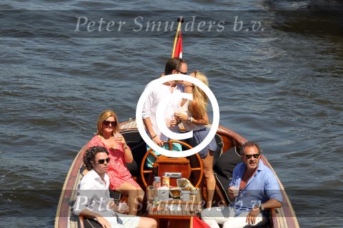 Amsterdam 28 mei 2012
Robert Doornbos en zijn verloofde Chantal Bles met haar vader Jos en moeder aan het varen op de amsterdamse grachten.
Peter Smulders bv