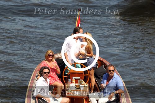 Amsterdam 28 mei 2012
Robert Doornbos en zijn verloofde Chantal Bles met haar vader Jos en moeder aan het varen op de amsterdamse grachten.
Peter Smulders bv