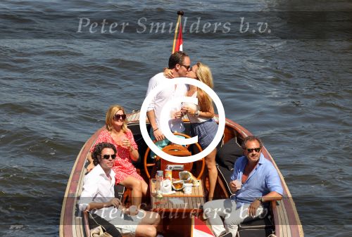 Amsterdam 28 mei 2012
Robert Doornbos en zijn verloofde Chantal Bles met haar vader Jos en moeder aan het varen op de amsterdamse grachten.
Peter Smulders bv