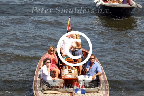 Amsterdam 28 mei 2012
Robert Doornbos en zijn verloofde Chantal Bles met haar vader Jos en moeder aan het varen op de amsterdamse grachten.
Peter Smulders bv