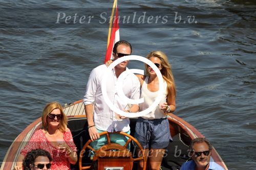Amsterdam 28 mei 2012
Robert Doornbos en zijn verloofde Chantal Bles met haar vader Jos en moeder aan het varen op de amsterdamse grachten.
Peter Smulders bv
