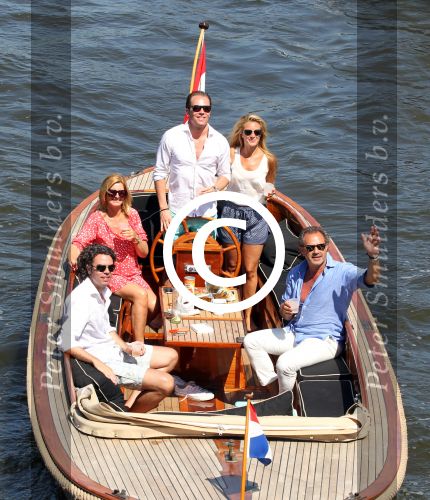 Amsterdam 28 mei 2012
Robert Doornbos en zijn verloofde Chantal Bles met haar vader Jos en moeder aan het varen op de amsterdamse grachten.
Peter Smulders bv