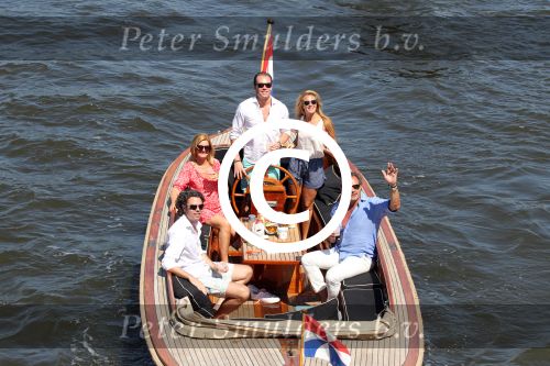 Amsterdam 28 mei 2012
Robert Doornbos en zijn verloofde Chantal Bles met haar vader Jos en moeder aan het varen op de amsterdamse grachten.
Peter Smulders bv