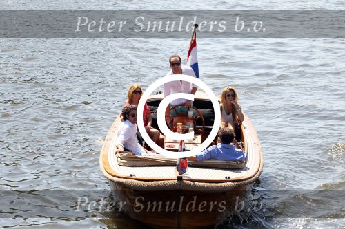 Amsterdam 28 mei 2012
Robert Doornbos en zijn verloofde Chantal Bles met haar vader Jos en moeder aan het varen op de amsterdamse grachten.
Peter Smulders bv