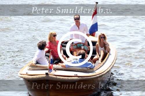 Amsterdam 28 mei 2012
Robert Doornbos en zijn verloofde Chantal Bles met haar vader Jos en moeder aan het varen op de amsterdamse grachten.
Peter Smulders bv