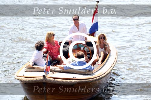 Amsterdam 28 mei 2012
Robert Doornbos en zijn verloofde Chantal Bles met haar vader Jos en moeder aan het varen op de amsterdamse grachten.
Peter Smulders bv