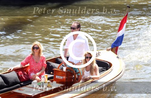 Amsterdam 28 mei 2012
Robert Doornbos en zijn verloofde Chantal Bles met haar vader Jos en moeder aan het varen op de amsterdamse grachten.
Peter Smulders bv