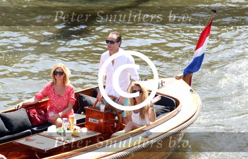 Amsterdam 28 mei 2012
Robert Doornbos en zijn verloofde Chantal Bles met haar vader Jos en moeder aan het varen op de amsterdamse grachten.
Peter Smulders bv