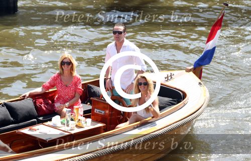 Amsterdam 28 mei 2012
Robert Doornbos en zijn verloofde Chantal Bles met haar vader Jos en moeder aan het varen op de amsterdamse grachten.
Peter Smulders bv