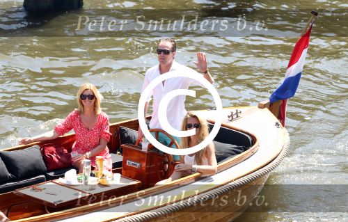 Amsterdam 28 mei 2012
Robert Doornbos en zijn verloofde Chantal Bles met haar vader Jos en moeder aan het varen op de amsterdamse grachten.
Peter Smulders bv
