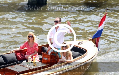 Amsterdam 28 mei 2012
Robert Doornbos en zijn verloofde Chantal Bles met haar vader Jos en moeder aan het varen op de amsterdamse grachten.
Peter Smulders bv