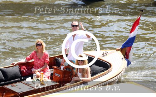 Amsterdam 28 mei 2012
Robert Doornbos en zijn verloofde Chantal Bles met haar vader Jos en moeder aan het varen op de amsterdamse grachten.
Peter Smulders bv