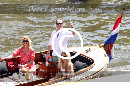 Amsterdam 28 mei 2012
Robert Doornbos en zijn verloofde Chantal Bles met haar vader Jos en moeder aan het varen op de amsterdamse grachten.
Peter Smulders bv
