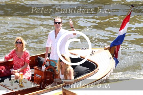 Amsterdam 28 mei 2012
Robert Doornbos en zijn verloofde Chantal Bles met haar vader Jos en moeder aan het varen op de amsterdamse grachten.
Peter Smulders bv