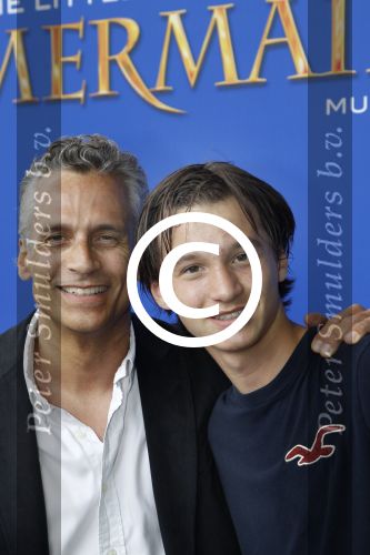 Rotterdam, 16 Juni 2012
Premiere Musical Little Mermaid in het Nieuwe Luxor theater
Robert Schoemacher met zijn zoon Moos Schoemacher
Foto Peter Smulders BV