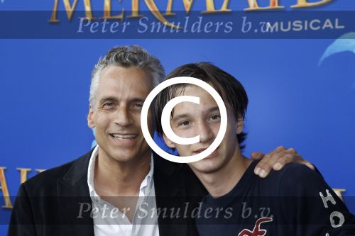 Rotterdam, 16 Juni 2012
Premiere Musical Little Mermaid in het Nieuwe Luxor theater
Robert Schoemacher met zijn zoon Moos Schoemacher
Foto Peter Smulders BV