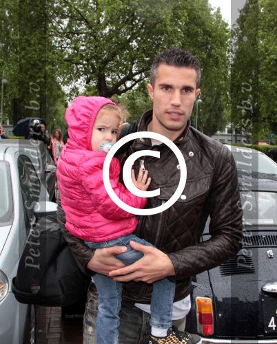 Amsterdam 4 juni 2012
Vertrek Nederlands elftal v.a. het Hilton hotel naar het EK in Oekraine en Polen.
Robin v Persie met zijn gezin
Peter Smulders bv