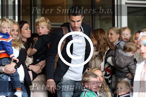 Amsterdam 4 juni 2012
Vertrek Nederlands elftal v.a. het Hilton hotel naar het EK in Oekraine en Polen.
Robin v Persie met zijn gezin
Peter Smulders bv