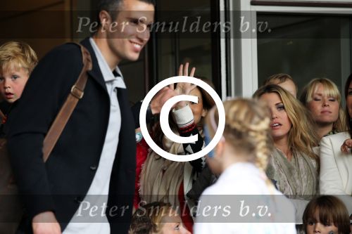 Amsterdam 4 juni 2012
Vertrek Nederlands elftal v.a. het Hilton hotel naar het EK in Oekraine en Polen.
Robin v Persie met zijn gezin
Peter Smulders bv
