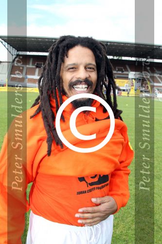 Amsterdam 1 juni 2012
Voetbaltournooi Johan Cruijff foundation in het olympisch stadion .
oa Johan Cruijff John Ewbank Thomas Acda Aron Winter Brian Roy Tonnie Bruins Slot Ronald de Boer William Spaay Najib Amhali Edwin v d Sar Raoul Heertje en Rohan Marley ( zoon Bob Marley) deden mee.
Peter Smulders bv