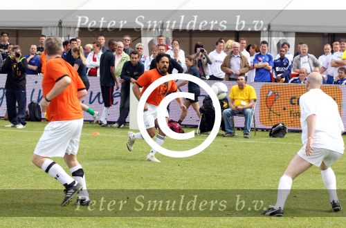 Amsterdam 1 juni 2012
Voetbaltournooi Johan Cruijff foundation in het olympisch stadion .
oa Johan Cruijff John Ewbank Thomas Acda Aron Winter Brian Roy Tonnie Bruins Slot Ronald de Boer William Spaay Najib Amhali Edwin v d Sar Raoul Heertje en Rohan Marley ( zoon Bob Marley) deden mee.
Peter Smulders bv