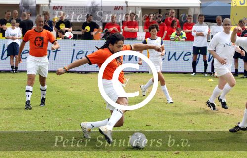 Amsterdam 1 juni 2012
Voetbaltournooi Johan Cruijff foundation in het olympisch stadion .
oa Johan Cruijff John Ewbank Thomas Acda Aron Winter Brian Roy Tonnie Bruins Slot Ronald de Boer William Spaay Najib Amhali Edwin v d Sar Raoul Heertje en Rohan Marley ( zoon Bob Marley) deden mee.
Peter Smulders bv