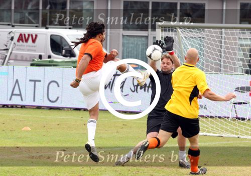 Amsterdam 1 juni 2012
Voetbaltournooi Johan Cruijff foundation in het olympisch stadion .
oa Johan Cruijff John Ewbank Thomas Acda Aron Winter Brian Roy Tonnie Bruins Slot Ronald de Boer William Spaay Najib Amhali Edwin v d Sar Raoul Heertje en Rohan Marley ( zoon Bob Marley) deden mee.
Peter Smulders bv
