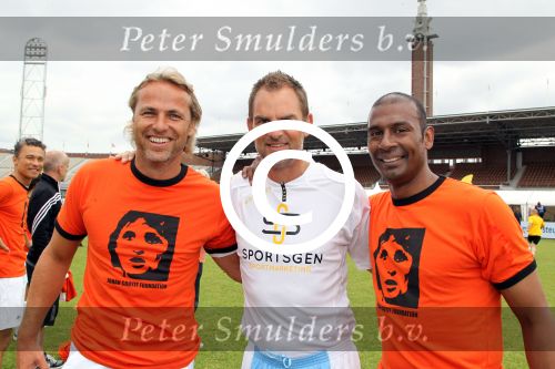 Amsterdam 1 juni 2012
Voetbaltournooi Johan Cruijff foundation in het olympisch stadion .
oa Johan Cruijff John Ewbank Thomas Acda Aron Winter Brian Roy Tonnie Bruins Slot Ronald de Boer William Spaay Najib Amhali Edwin v d Sar Raoul Heertje en Rohan Marley ( zoon Bob Marley) deden mee.
Peter Smulders bv