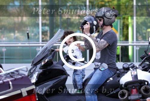 Amsterdam 25 mei 2012
Ruud de Wild met zijn zoontje Johnny samen op de motor.
Peter Smulders bv