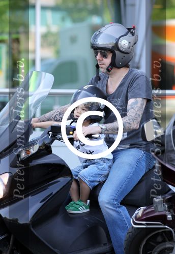 Amsterdam 25 mei 2012
Ruud de Wild met zijn zoontje Johnny samen op de motor.
Peter Smulders bv