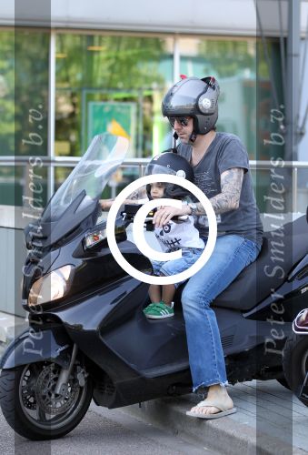 Amsterdam 25 mei 2012
Ruud de Wild met zijn zoontje Johnny samen op de motor.
Peter Smulders bv