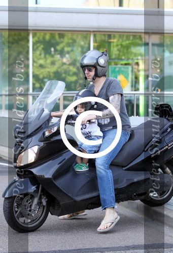 Amsterdam 25 mei 2012
Ruud de Wild met zijn zoontje Johnny samen op de motor.
Peter Smulders bv