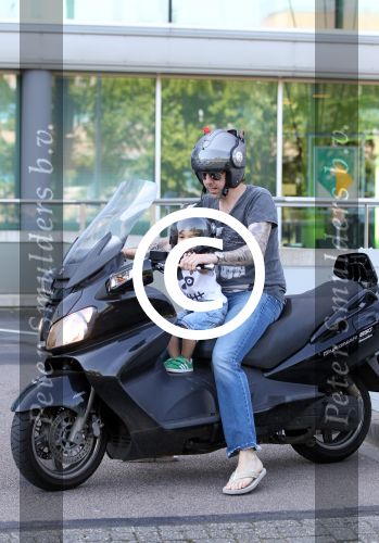 Amsterdam 25 mei 2012
Ruud de Wild met zijn zoontje Johnny samen op de motor.
Peter Smulders bv