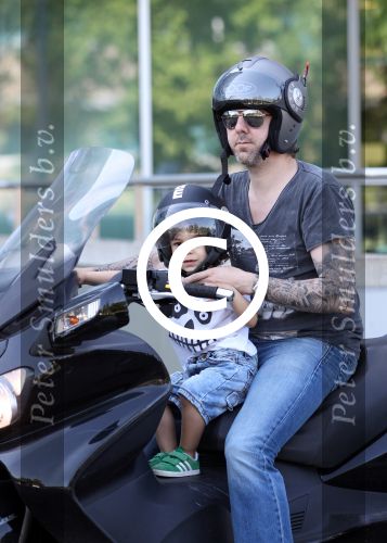 Amsterdam 25 mei 2012
Ruud de Wild met zijn zoontje Johnny samen op de motor.
Peter Smulders bv
