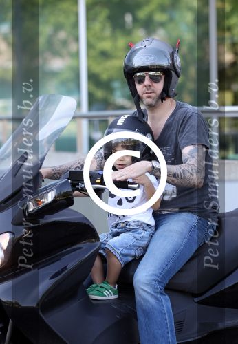 Amsterdam 25 mei 2012
Ruud de Wild met zijn zoontje Johnny samen op de motor.
Peter Smulders bv