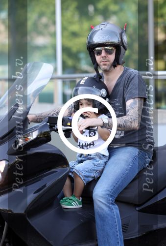 Amsterdam 25 mei 2012
Ruud de Wild met zijn zoontje Johnny samen op de motor.
Peter Smulders bv