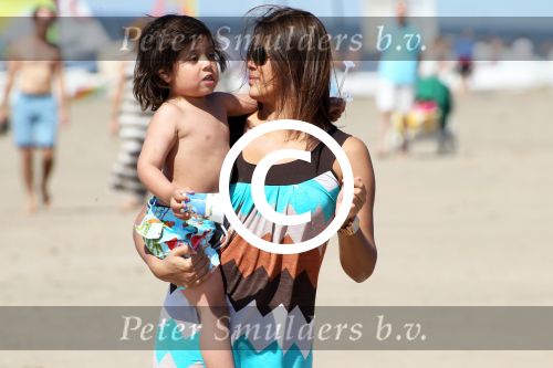 Noordwijk 26 m ei 2012
Connie Breukhoven met dochter Shanna en kleinkinderen Semmy en Soraiya op het strand bij hotel huis ter duin.
Peter Smulders bv