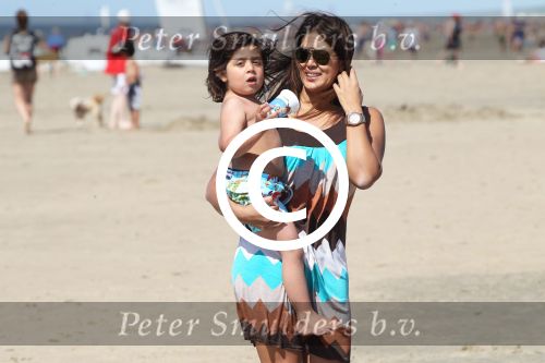 Noordwijk 26 m ei 2012
Connie Breukhoven met dochter Shanna en kleinkinderen Semmy en Soraiya op het strand bij hotel huis ter duin.
Peter Smulders bv