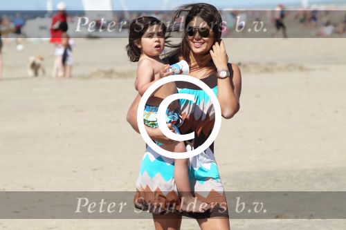 Noordwijk 26 m ei 2012
Connie Breukhoven met dochter Shanna en kleinkinderen Semmy en Soraiya op het strand bij hotel huis ter duin.
Peter Smulders bv