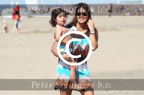Noordwijk 26 m ei 2012
Connie Breukhoven met dochter Shanna en kleinkinderen Semmy en Soraiya op het strand bij hotel huis ter duin.
Peter Smulders bv