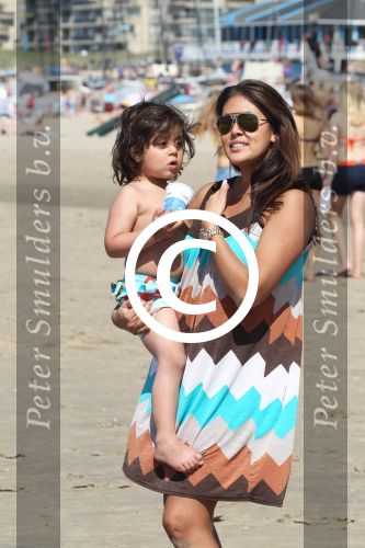 Noordwijk 26 m ei 2012
Connie Breukhoven met dochter Shanna en kleinkinderen Semmy en Soraiya op het strand bij hotel huis ter duin.
Peter Smulders bv